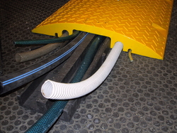 Žlutý plastový kabelový most s vložkou - délka 80 cm, šířka 60 cm a výška 8 cm