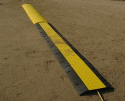 Černo-žlutý plastový kabelový most s víkem - délka 80 cm, šířka 60 cm a výška 6 cm