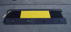 Černo-žlutý plastový rohový kabelový most "levá zatáčka" s víkem - délka 50 cm, šířka 43 cm a výška 6 cm