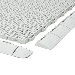 Světle šedá plastová děrovaná modulová terasová dlažba Linea Marte - délka 56,3 cm, šířka 56,3 cm a výška 1,3 cm