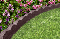 Hnědý gumový zahradní obrubník FLOMA Scalloped - délka 120 cm, šířka 5 cm a výška 10 cm