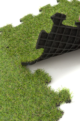 Zelená gumová puzzle terasová dlažba s umělým trávníkem FLOMA Comfort Tile - délka 40 cm, šířka 40 cm a výška 2,5 cm