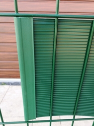 Zelený plastový plotový úchyt - délka 19 cm