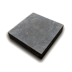Černý plastový podkládací blok "hladká" FLOMA RePVC - délka 23,8 cm, šířka 23,8 cm, výška 5,3 cm