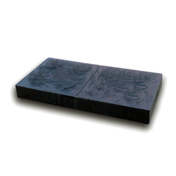 Černý plastový podkládací blok "hladká" FLOMA RePVC - délka 47,6 cm, šířka 23,8 cm, výška 5,3 cm