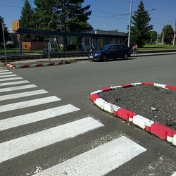 Žlutý plastový silniční obrubník - délka 58 cm, šířka 16 cm a výška 15,8 cm