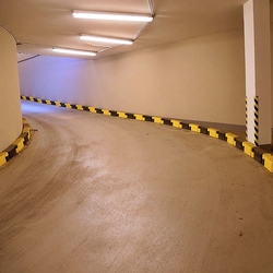Žlutý plastový silniční obrubník - délka 58 cm, šířka 16 cm a výška 15,8 cm