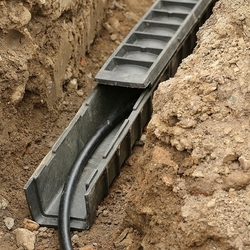 Černá plastová kabelová chránička - délka 80 cm, šířka 17 cm a výška 15,5 cm