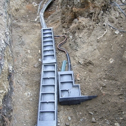Černá plastová kabelová chránička "zatáčka ostrá" - délka 35 cm, šířka 35 cm a výška 15,5 cm