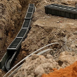 Černá plastová kabelová chránička "zatáčka lomená" - délka 52 cm, šířka 52 cm a výška 15,5 cm