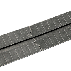 Černý plastový kabelový most - délka 80 cm, šířka 15 cm a výška 5,5 cm