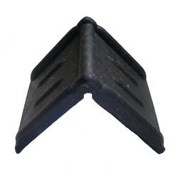 Černá ochranná hrana pod upínací pás - délka 15 cm a šířka 15 cm