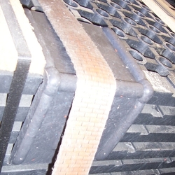 Černá ochranná hrana pod upínací pás - délka 15 cm a šířka 15 cm