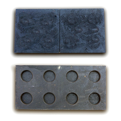 Černá plastová podkládací kostka "2 x 4 čepy"  - délka 47,6 cm, šířka 23,8 cm a výška 5,3 cm