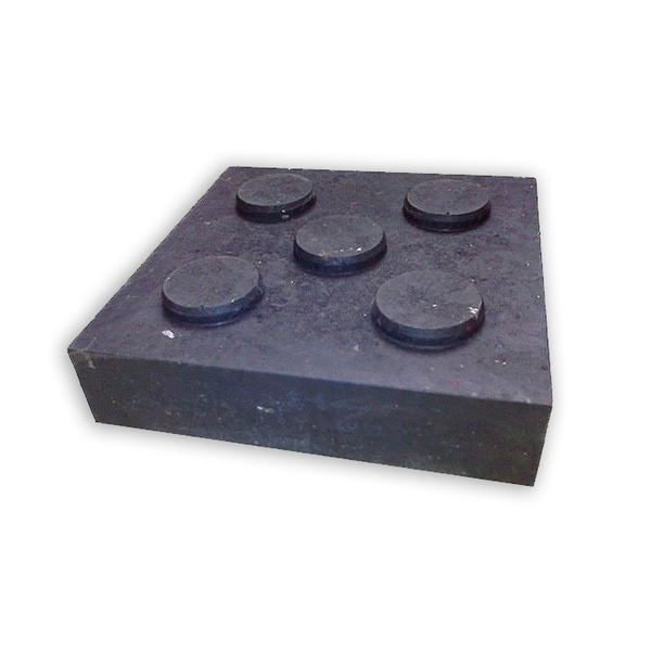 Černá plastová podkládací kostka "5 čepů" - délka 23,8 cm, šířka 23,8 cm a výška 5,3 cm