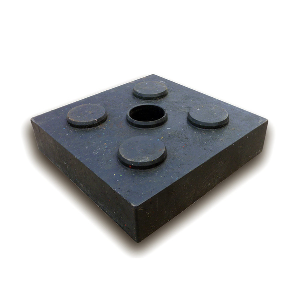 Černá plastová podkládací kostka "4 čepy + otvor" - délka 23,8 cm, šířka 23,8 cm a výška 5,3 cm
